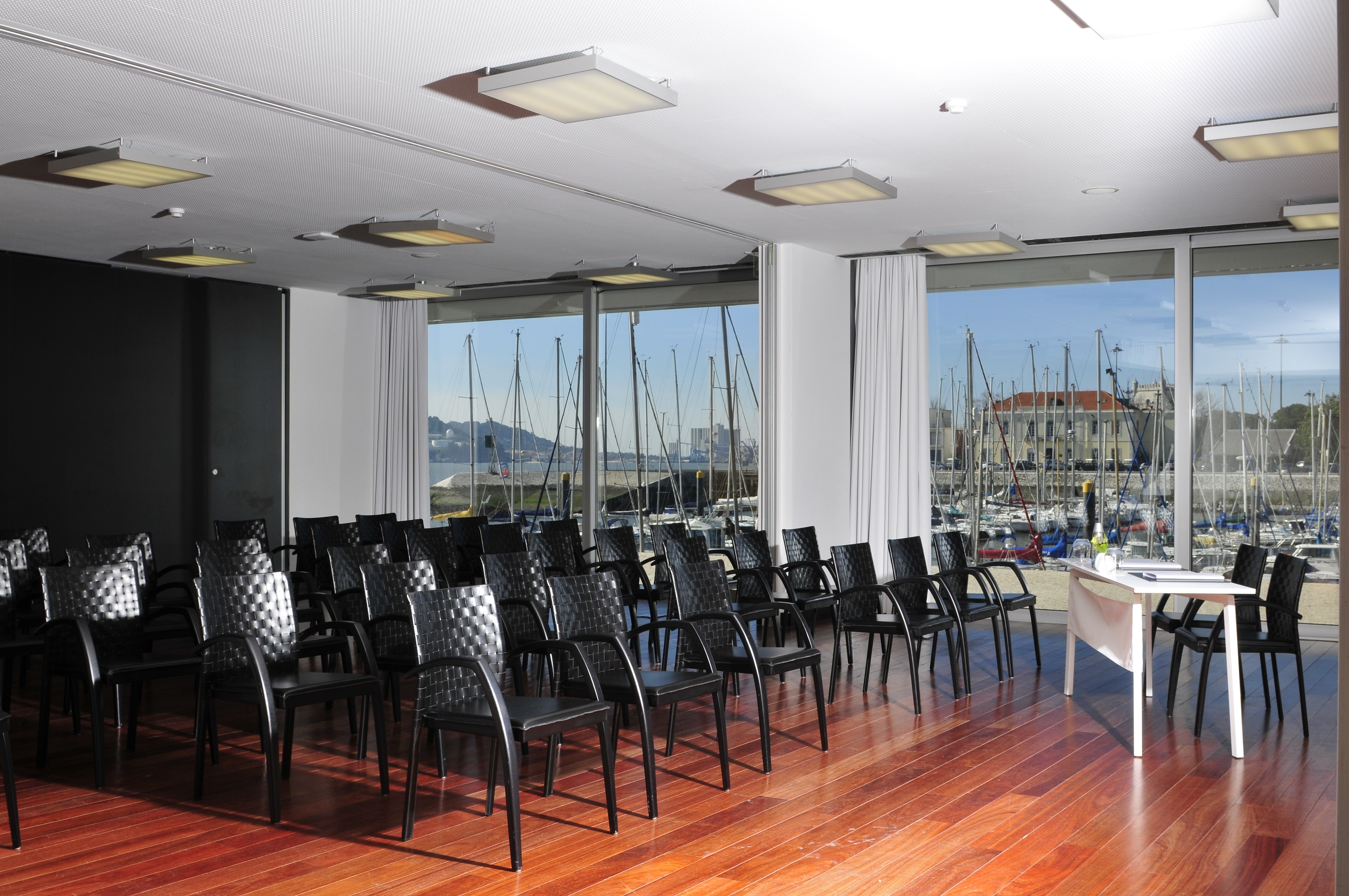 With a total of three function rooms with natural light, the rooms can be used individually or joined together forming a large single space, with a total of 223 m2.